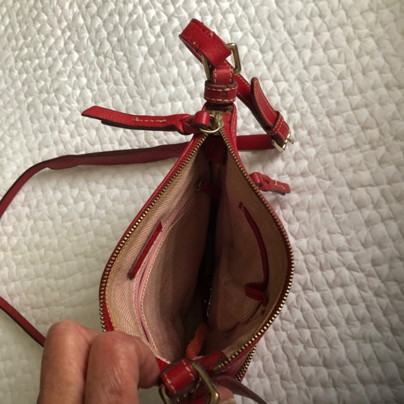 Dooney and Bourke Letter Carrier bag. Color Red - Picture 4 of 4